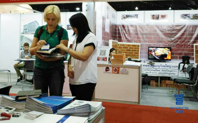 青龍參展人員為客戶講解防水材料性能 防水材料