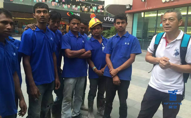 宋總聽取馬來西亞員工防水材料施工匯報(bào) 防水材料