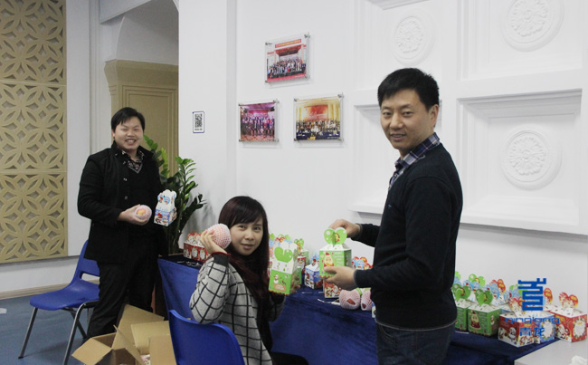 可愛(ài)的中山行政同事忙碌地包裝蘋(píng)果 防水