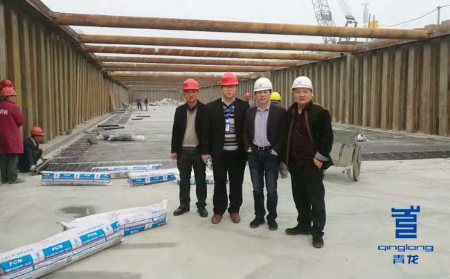 青龍項目負責人龔總監(jiān)督防水施工 防水卷材