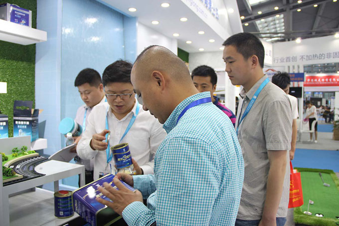 營(yíng)銷(xiāo)總監(jiān)賀總向客戶介紹青龍3號(hào) 防水材料