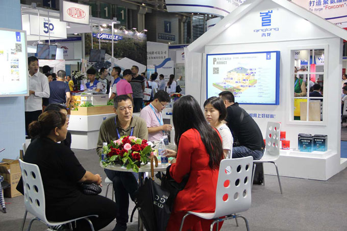 青龍董事長(zhǎng)與客戶親切洽談 防水材料