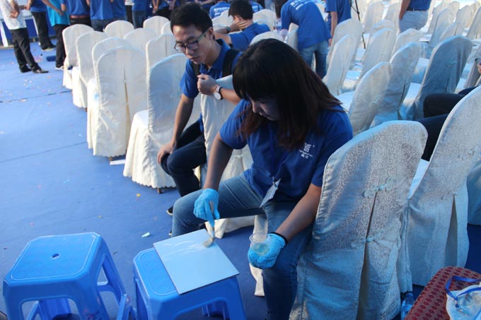 學(xué)員親身體驗(yàn)青龍3號(hào)透明膠施工工法 防水材料