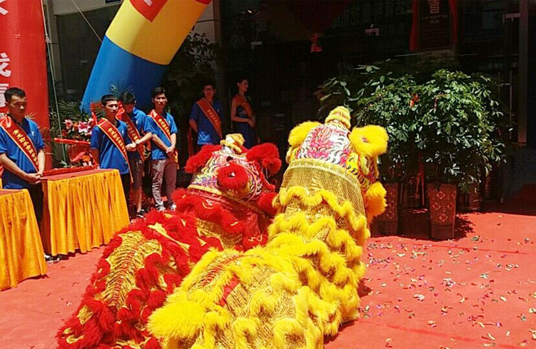 青龍貴陽(yáng)家裝防水體驗(yàn)店開(kāi)業(yè)現(xiàn)場(chǎng)舞獅表演 防水補(bǔ)漏