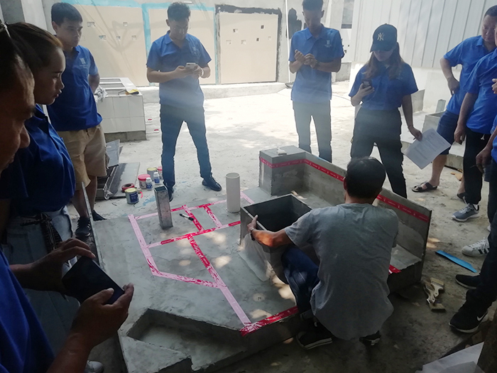 學(xué)員進(jìn)行防水補(bǔ)漏實(shí)操培訓(xùn) 防水補(bǔ)漏