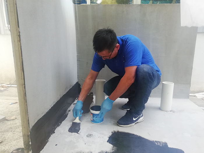 學(xué)員進(jìn)行防水補(bǔ)漏實(shí)操培訓(xùn) 防水補(bǔ)漏
